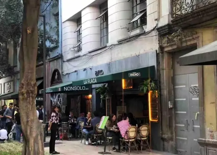 Amplio En Calle Peatonal A Pasos Del Centro Historico *